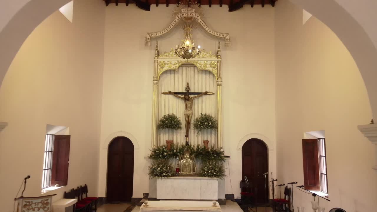 마가리타 섬의 파타르 교회에 있는 예수 그리스도의 동상에 대한 느린 공중 추진