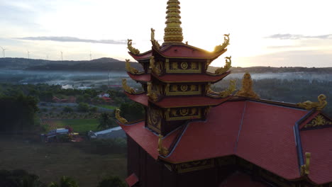 primer plano aéreo al atardecer de la pagoda detallada de un templo budista zen monasterio chùa thiện quang en vietnam