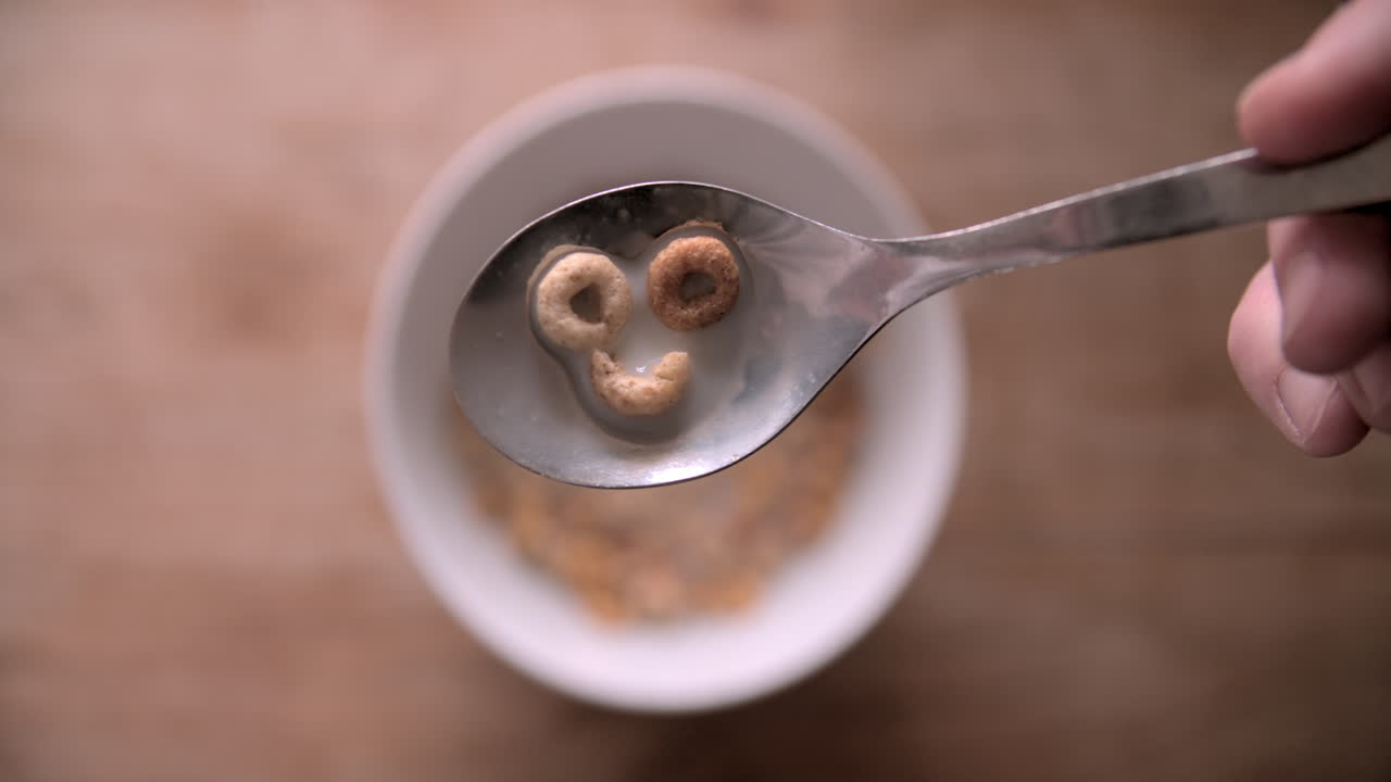 tomas de cereal para el desayuno en forma de cara feliz