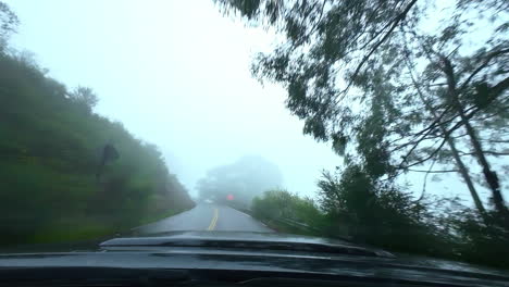 Vista-Frontal-Del-Auto-Pov-Conduciendo-En-Una-Carretera-De-Montaña-Horizonte-Brumoso-Oscuro-Borde-Profundo-Experiencia-De-Altitud-Punto-De-Vista-Desde-El-Asiento-Del-Conductor,-Calle