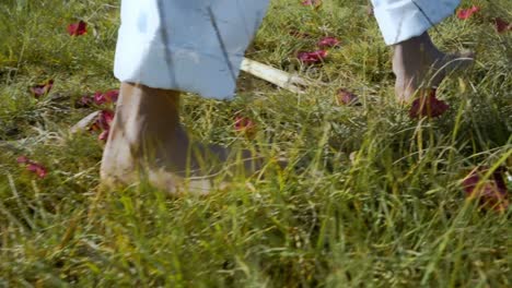 descalzo indígena de ecuador caminando en la hierba