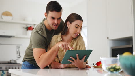 Tableta,-Salud-Y-Una-Pareja-Cocinando-Comida