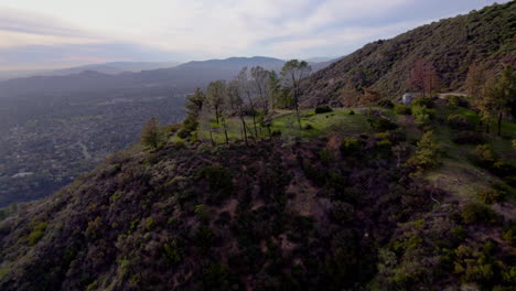 Un-Dron-Disparó-Empujando-Un-Claro-En-Un-Mirador-En-La-Cima-De-Una-Montaña-A-La-Hora-Dorada