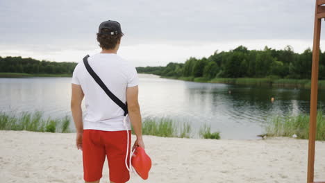 Männlicher-Rettungsschwimmer-Am-Strand