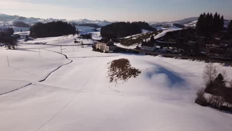 Maravilloso-Vuelo-Sobre-Colinas-Nevadas-En-Suiza