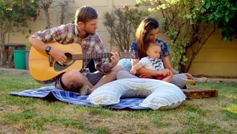 familia divirtiéndose en el parque 4k