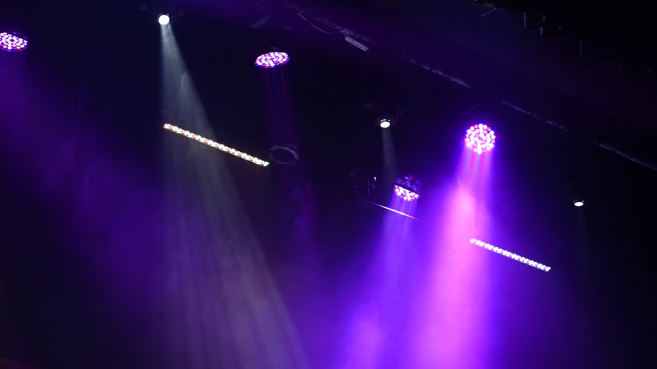 luz multicolor en el escenario oscuro en la niebla