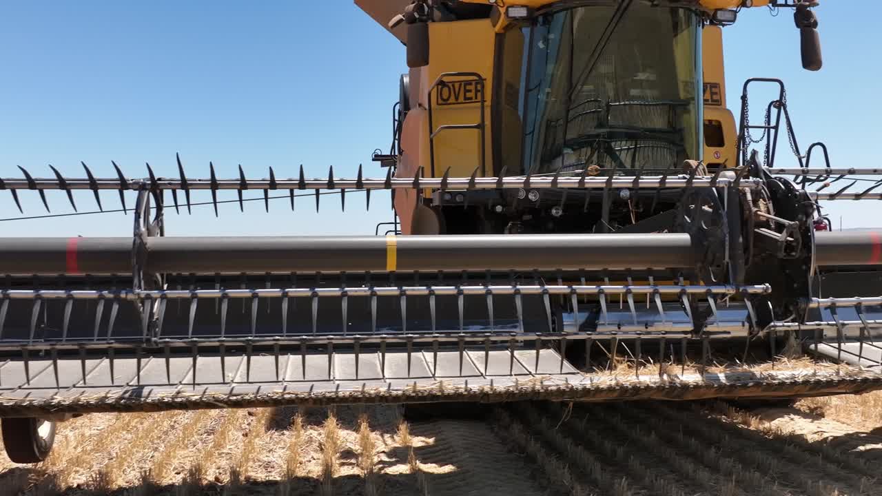 este material captura la sinergia de la tecnología agrícola moderna, mostrando el papel esencial de los frentes de cabecera en el proceso de cosecha de trigo