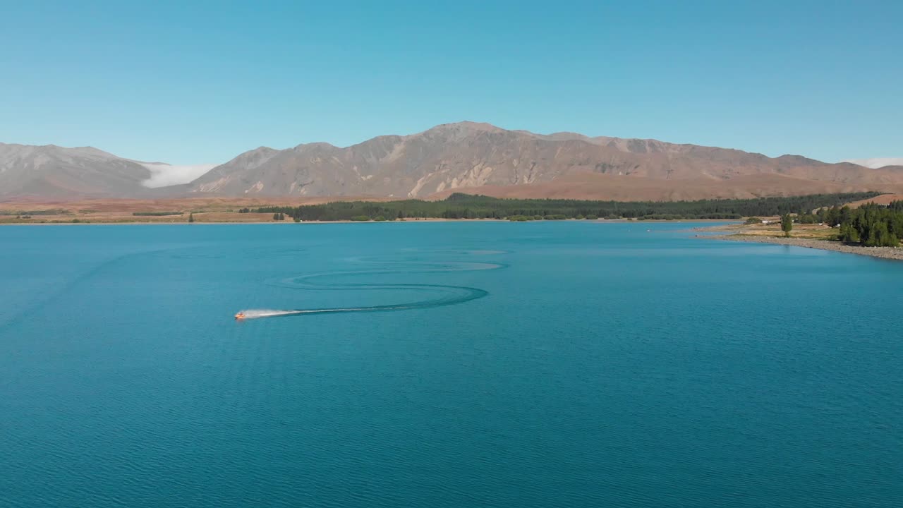 아름다운 청록색 푸른 물에서 제트 스키 - 테카포 호수, 뉴질랜드 - 공중