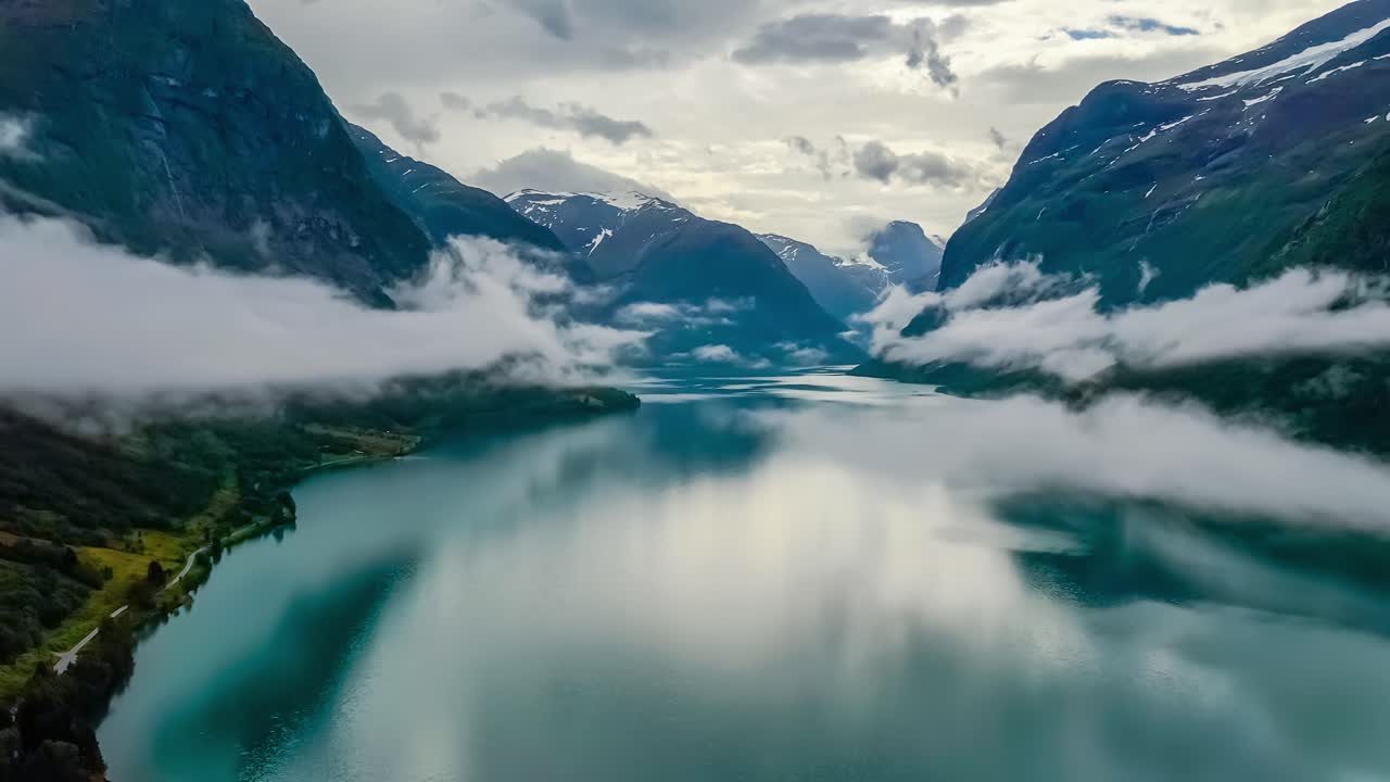 hermosa naturaleza noruega paisaje natural lago lovatnet volando sobre las nubes.