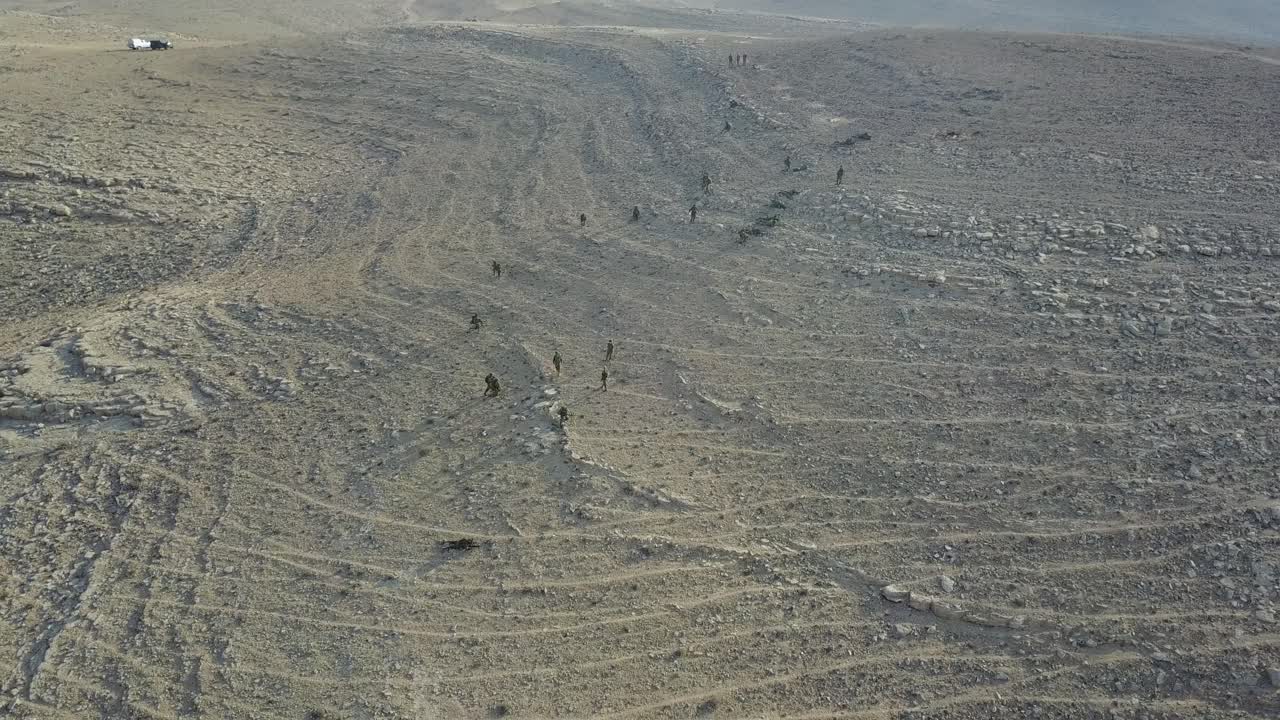 사막에서 일상적인 신체 훈련 중 idf 군인의 궤도 발사