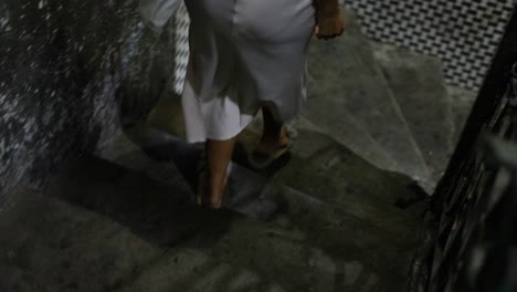 una mujer bajando las escaleras.