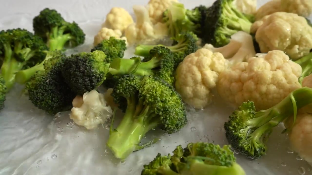 Broccoli e cavolfiore maturi. Slow motion