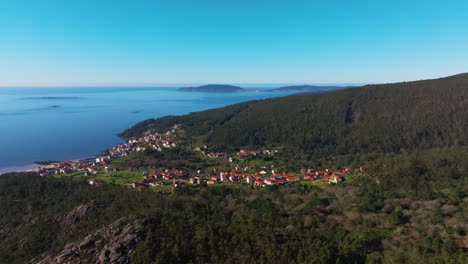 Küstendorf-In-Der-Nähe-Des-Strandes-Ezaro-In-Dumbria,-Coruna,-Spanien