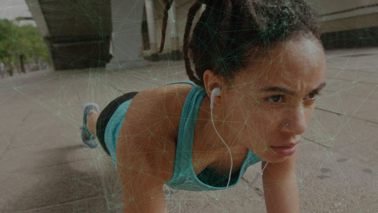 animación de la red de conexiones sobre mujer biracial en forma haciendo tabla