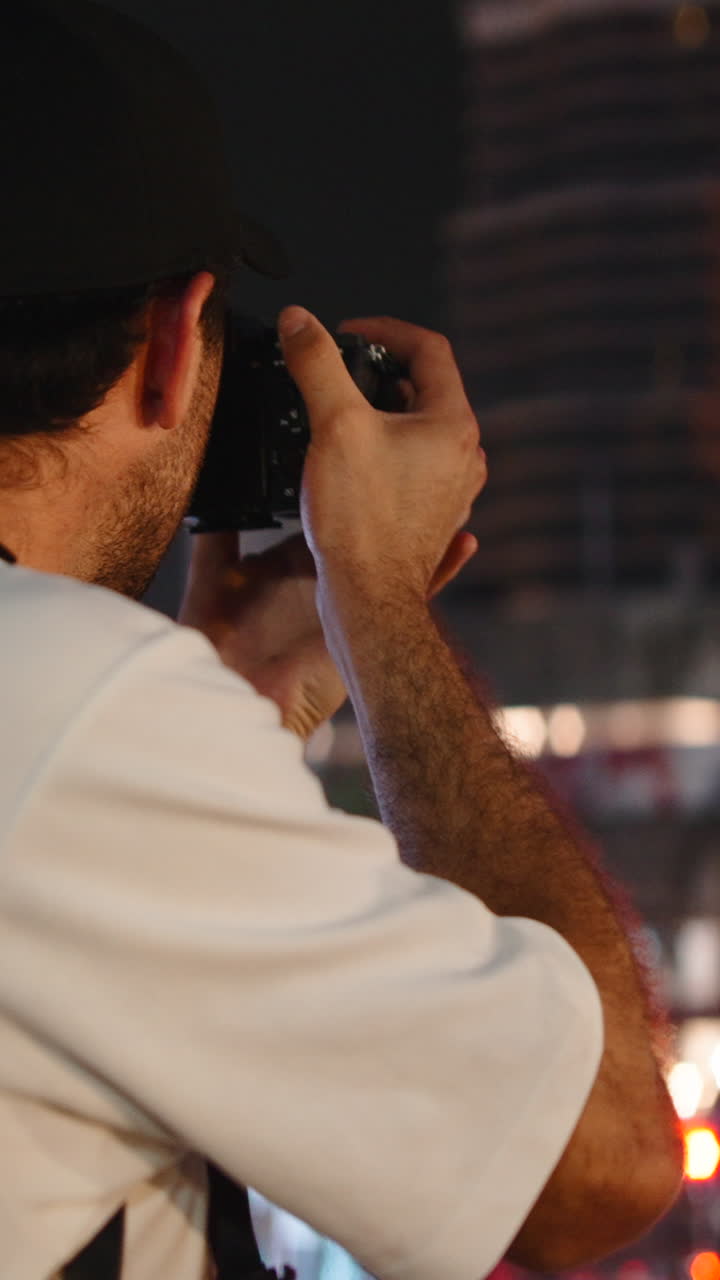 Um fotógrafo capturando a noite