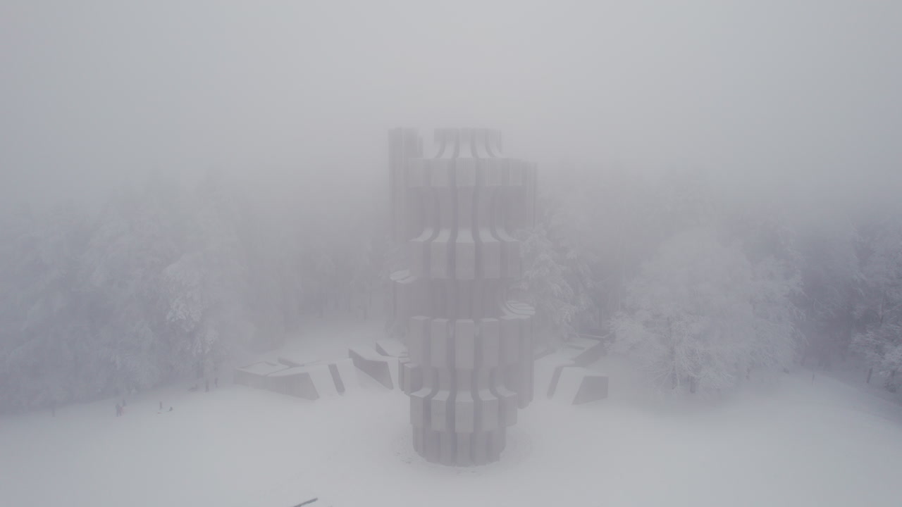 안개가 가득한 겨울에 보스니아 헤르체고비나 코자라의 혁명 기념비의 공중 사진
