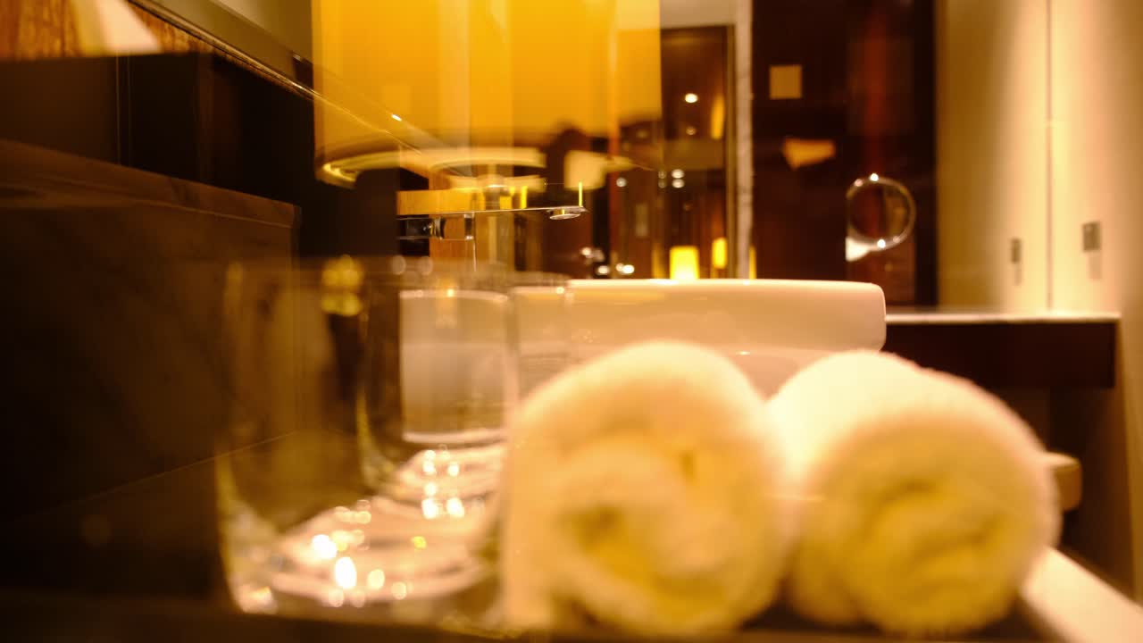 covid19 대유행 동안 호텔 방의 싱크대에서 인간 청소 손, 클로즈업