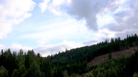 Nubes-En-El-Cielo-Azul-Brillante-Sobre-La-Montaña-Deforestada