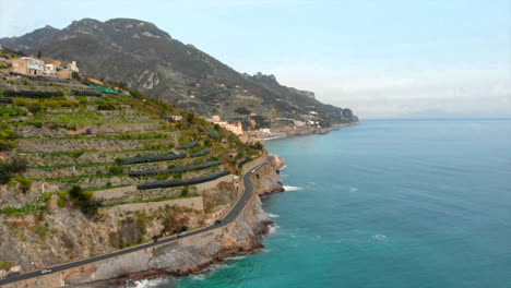 conduciendo por la costa de amalfi en un día soleado