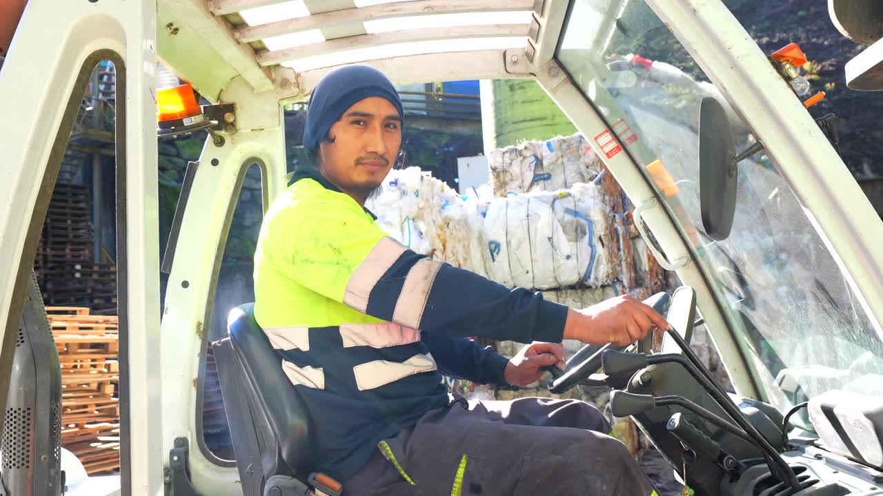 Operatore di carrello elevatore nell'impianto di riciclaggio