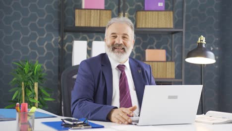 el hombre de negocios que trabaja en una computadora portátil se siente satisfecho.