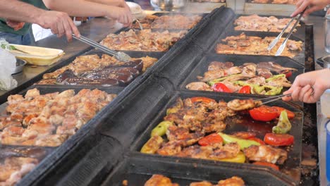 mercado de comida callejera con carnes y verduras a la parrilla