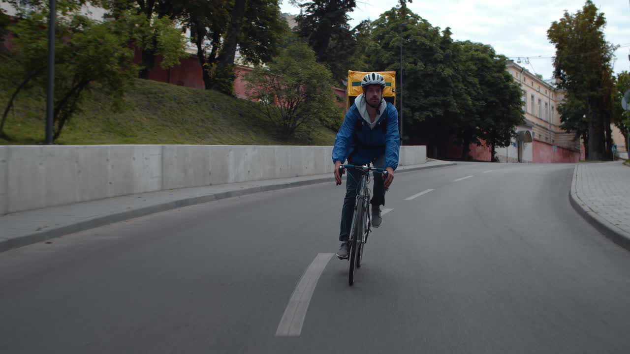 도로에서 자전거 타는 사람