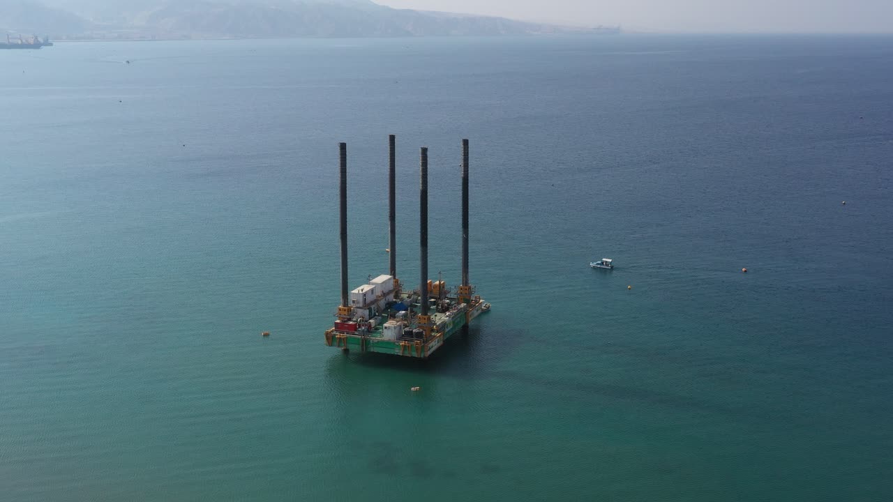 Jack-up olie- og gasplatform i havet, offshore olie- og gasbehandlingsplatform, industrielt udstyr – Kredsende visning.