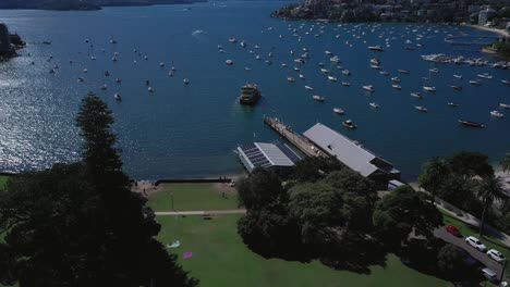 Puerto-De-Sydney-En-Un-Hermoso-Día-Soleado-Desde-La-Bahía-Doble-Con-Barcos,-Cielo-Azul-Y-Agua