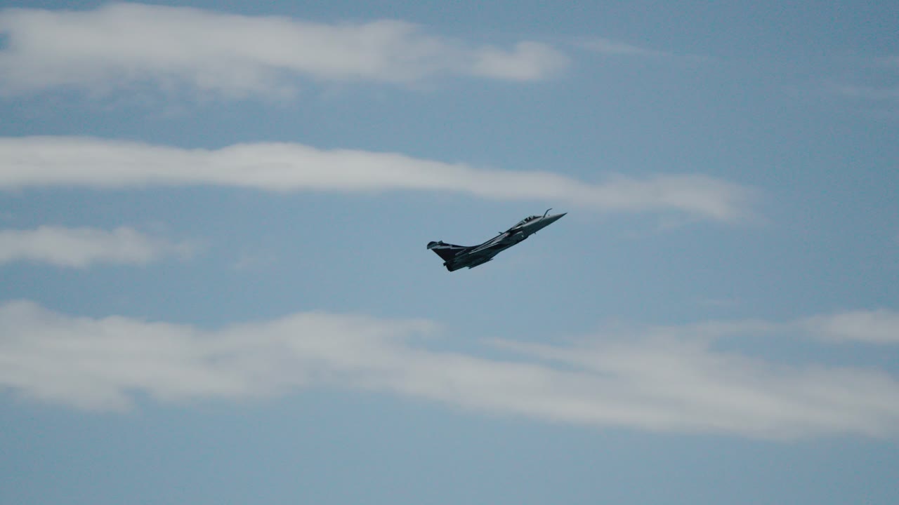 vuelo inclinado del poderoso avión a reacción francés rafale en patrouille de francia