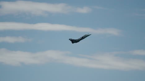 vuelo inclinado del poderoso avión a reacción francés rafale en patrouille de francia