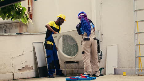 expertos que trabajan en el aire acondicionado