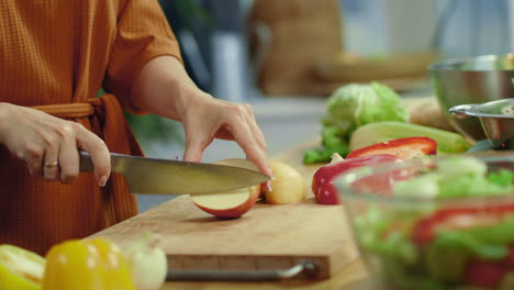 Frau-Schneidet-Roten-Apfel-In-Der-Küche.-Hausfrau-Kocht-Gemüsesalat.