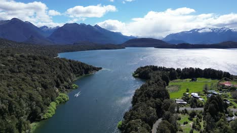 Barcos-Navegando-Por-El-Río-Y-El-Lago-Con-Montañas-De-Nueva-Zelanda-En-Segundo-Plano.