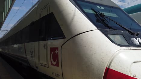 tren eléctrico de alta velocidad llega a la estación