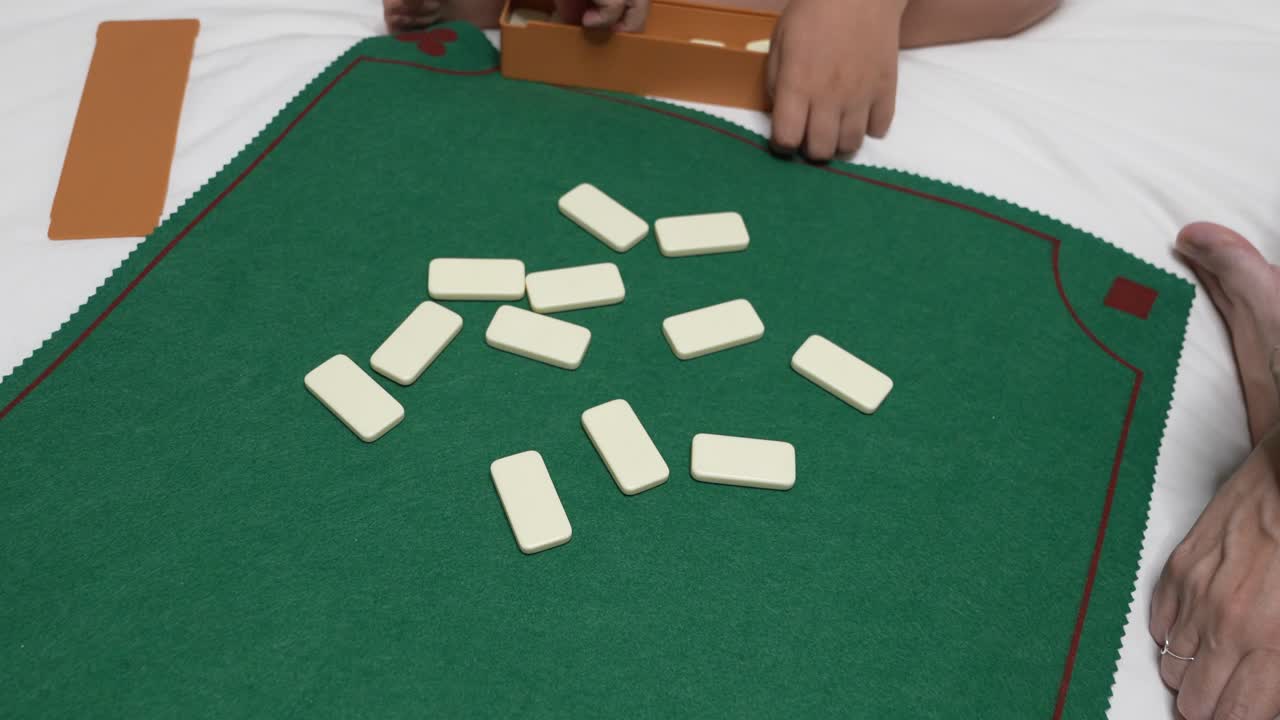 Persone che giocano a domino su un letto