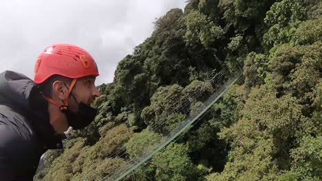 hombre volando sobre el bosque nuboso costarricense, marquesinas, aventura extrema