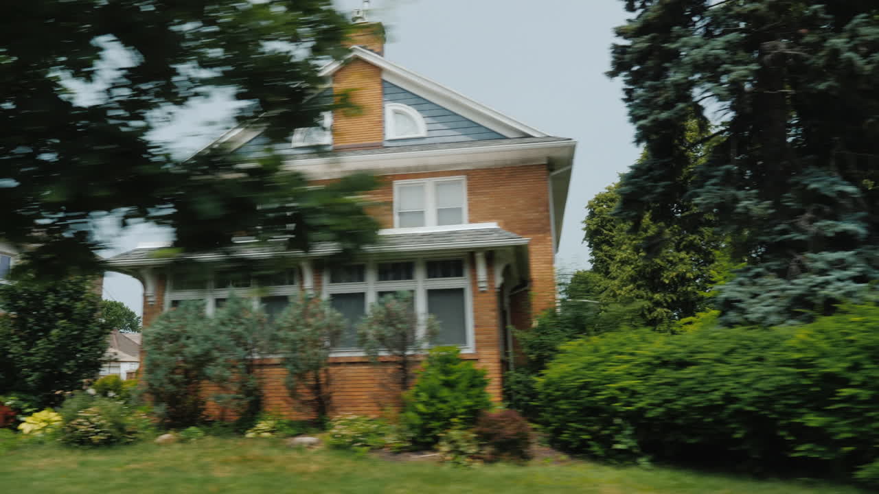 미국 시골집과 교외의 전형적인 건축물은 미국 이웃을 따라 타고 있습니다.