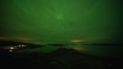 Nubes-Brillantemente-Iluminadas-Por-La-Aurora-Boreal-Pasan-Sobre-El-Fiordo