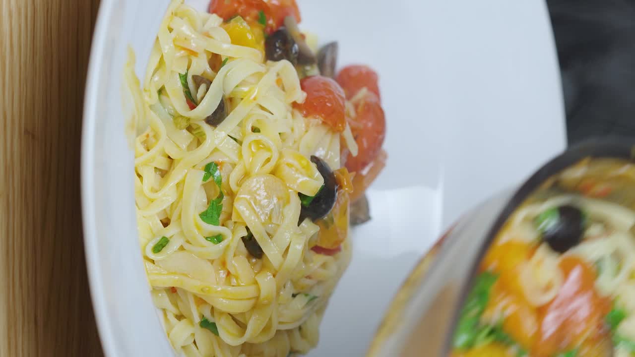 신선 한 이탈리아 파스타 가 정리 되어  ⁇  접시 에 제공 된다