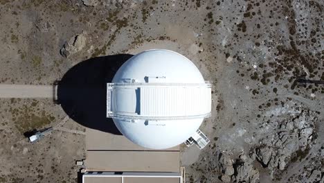 Vista-Aérea-De-Drones-Del-Observatorio-De-Calar-Alto-En-La-Cima-De-La-Montaña-Nevada-En-Almería,-Andalucía,-España