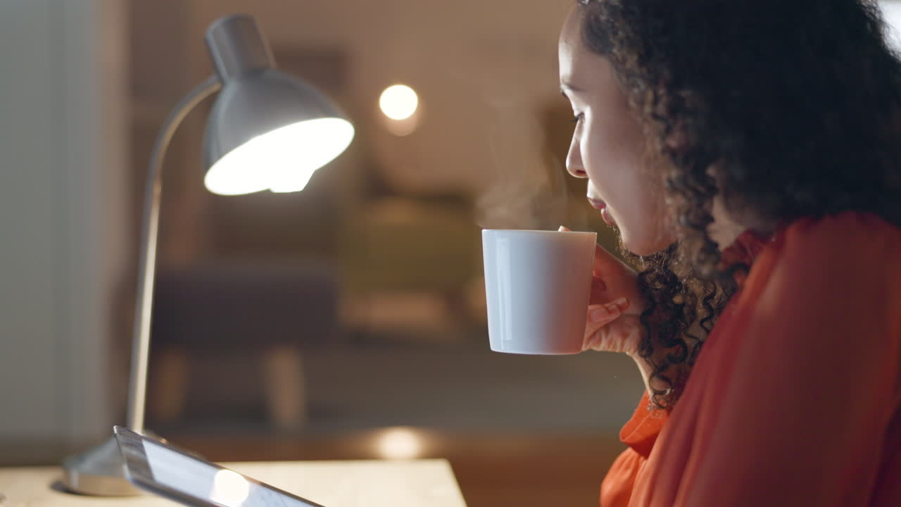 trabajo remoto, tableta y mujer de negocios bebiendo