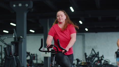 Grupo-De-Chicas-Atléticas-Realizando-Ejercicios-De-Entrenamiento-Aeróbico-En-Bicicleta-Estática-En-El-Gimnasio