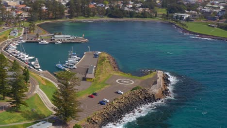 Ships-Dock-at-Kiama-Harbour-In-New-South-Wales,-Australia