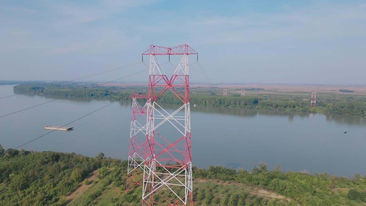 torre de línea de energía sobre un río