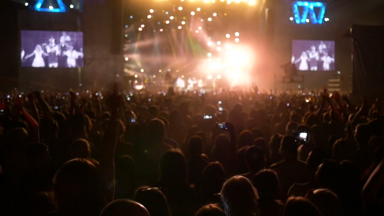 Grande Multidão Vibrando e Gravando em um Concerto de Música ao Vivo
