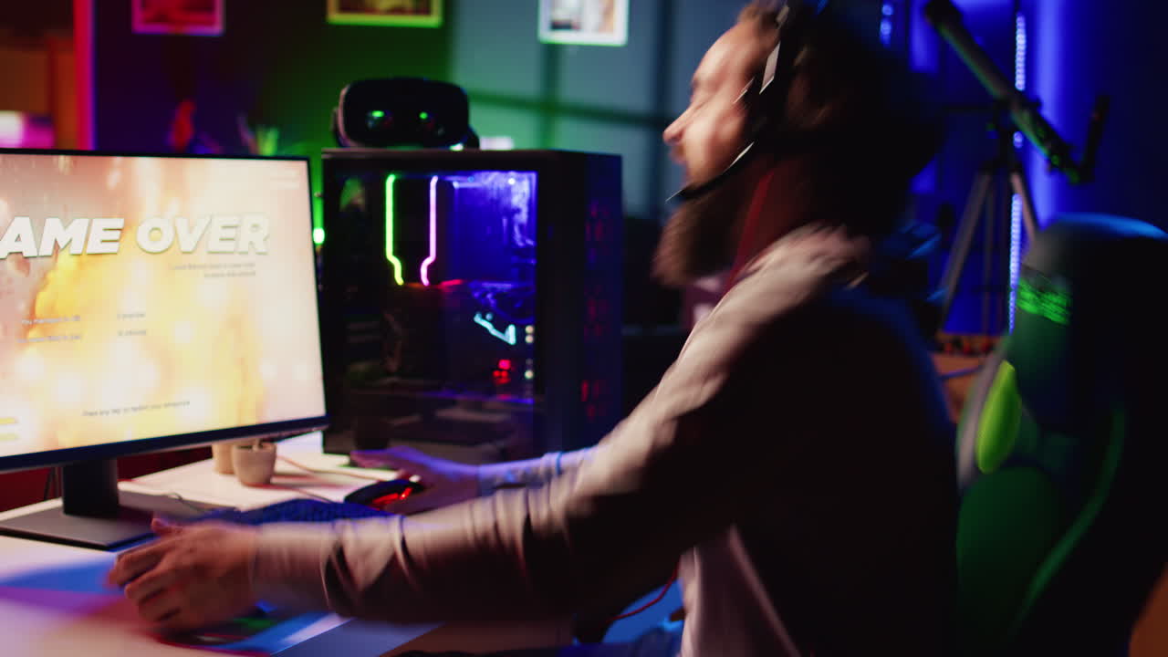 우주선 비디오 게임을 하는 동안 레벨을 잃은 후 좌절에 분노 한 게이머