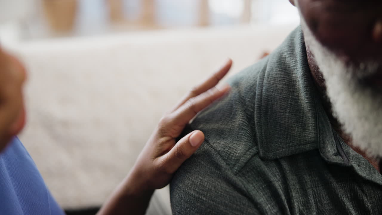 enfermera consolando a un paciente de edad avanzada