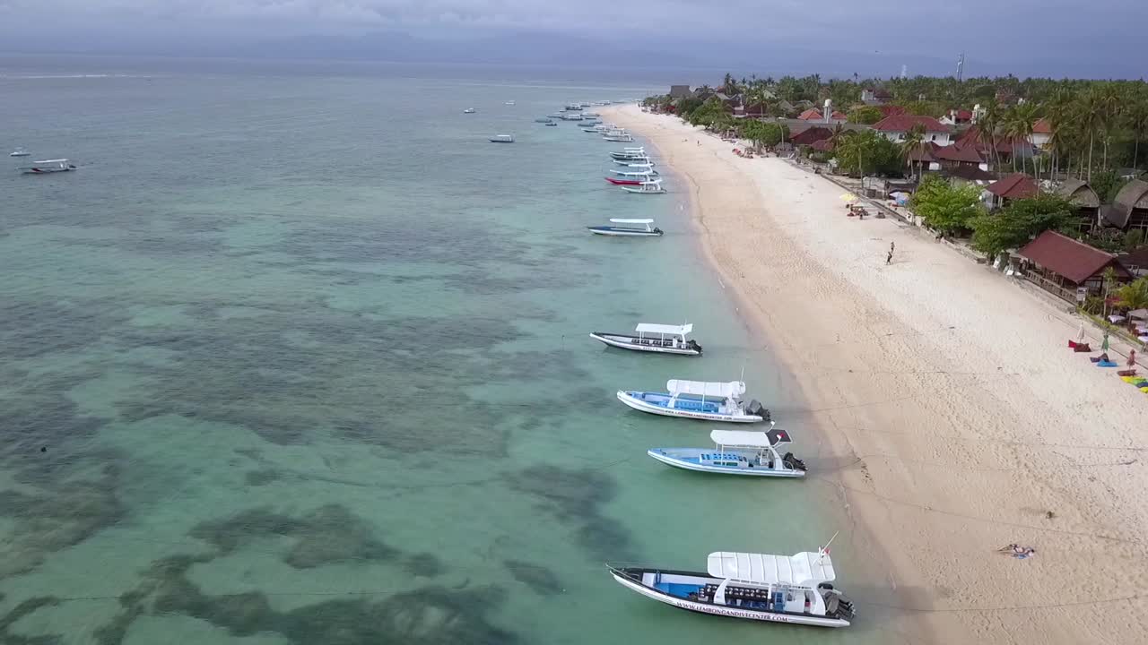 무성한 초목으로 둘러싸인 하얀 모래가 있는 황량한 해변으로 청록색 인도양의 거품이 이는 파도 위로 날아갑니다.